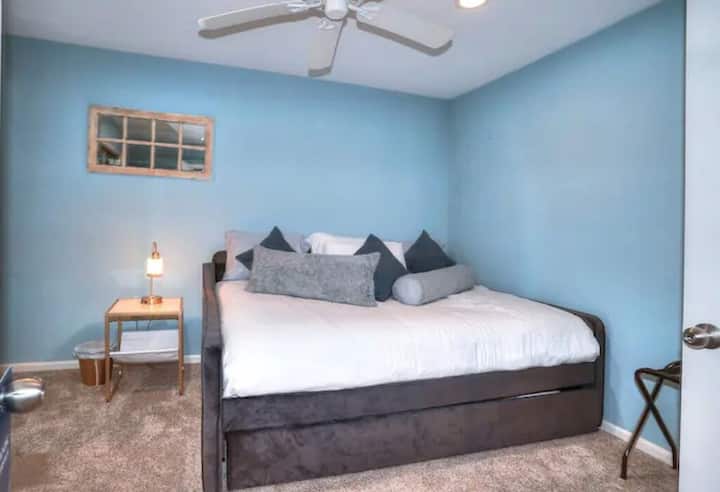 Druga spavaća soba s bračnim krevetom (160x200) i pomoćnim krevetom 