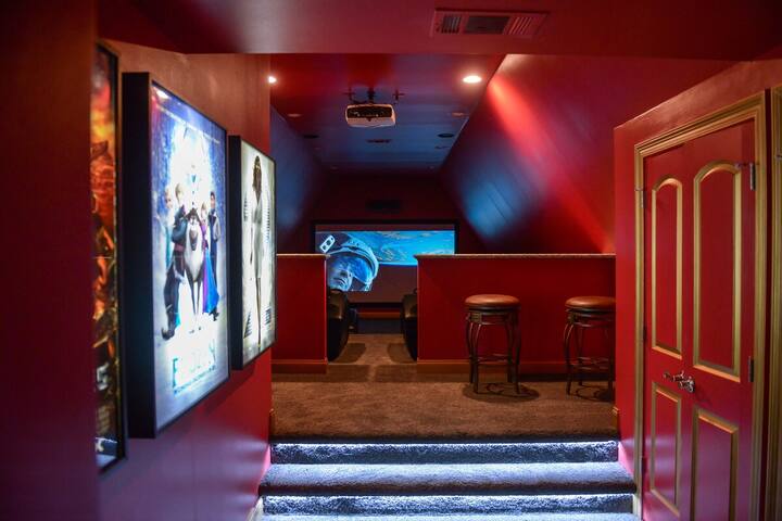 Spacious NOLA Home with Movie Theater 10 Min to FQ gallery image 3