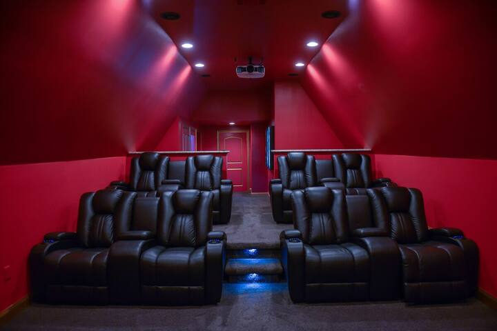 Spacious NOLA Home with Movie Theater 10 Min to FQ gallery image 2