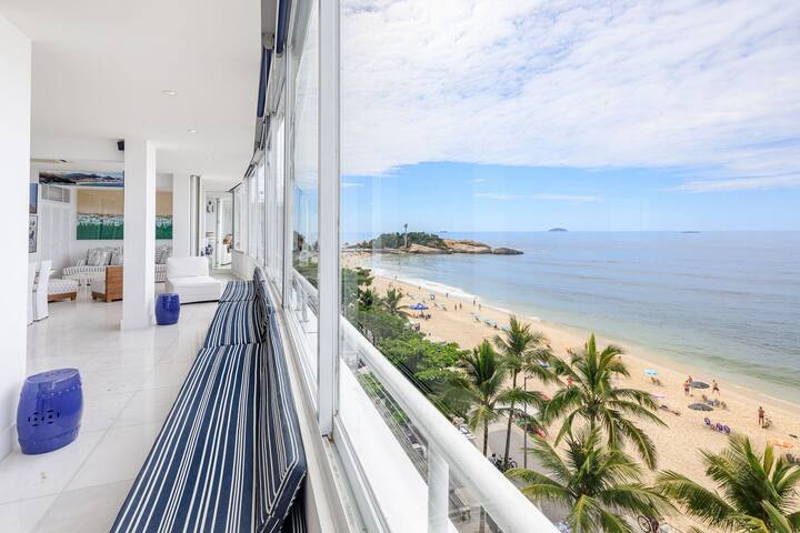 Rio082 – Charming beachfront apartment in Ipanema gallery image 2