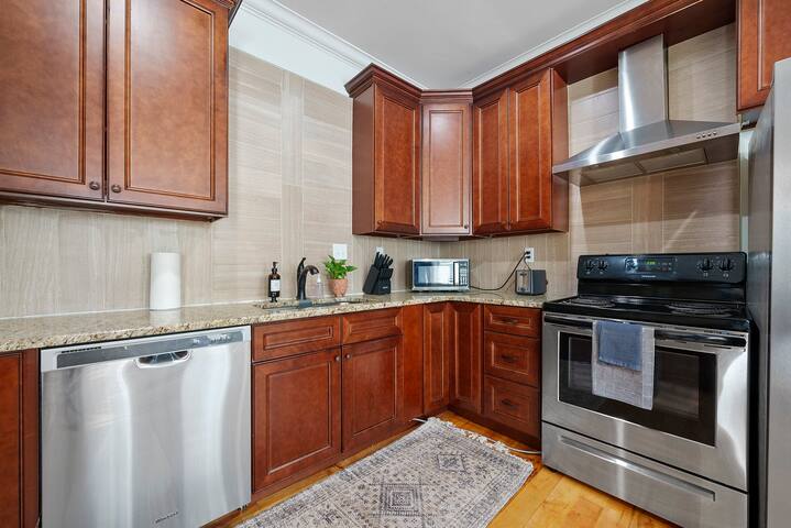 Downtown | Fenced Yard | Pet Friendly gallery image 4