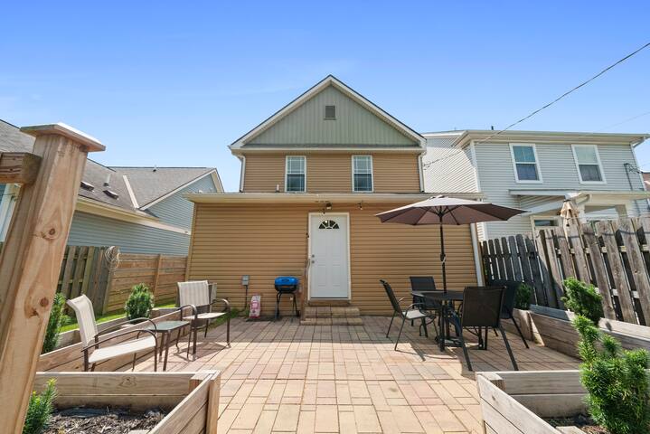 Downtown | Fenced Yard | Pet Friendly gallery image 3