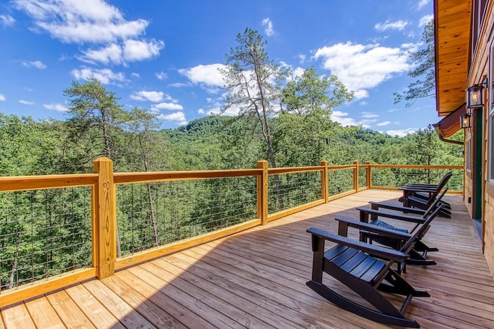 New Luxury Cabin W/ Views! Hot Tub & Fire Pit - Pigeon Forge, TN