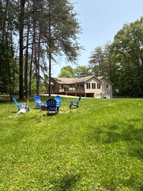 4 Paws Getaway | Dog-Friendly + Hot Tub