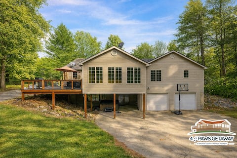 4 Paws Getaway | Dog-Friendly + Hot Tub