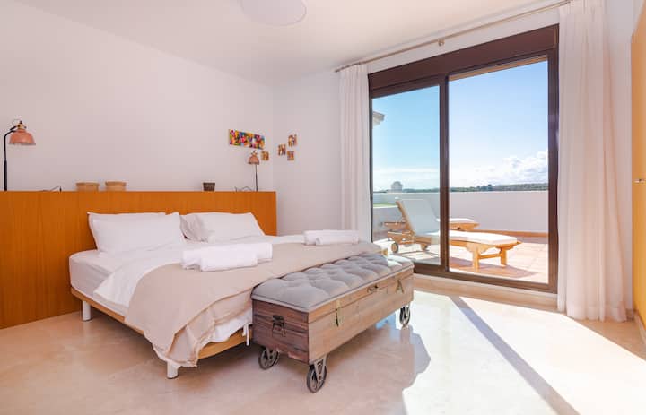 Hlavná spálňa s vlastným sociálnym zariadením