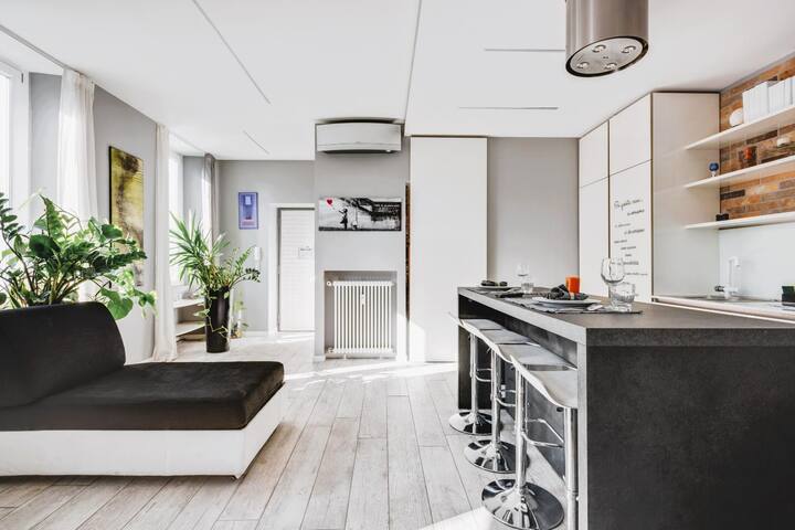 Modern apartment in Milan center gallery image 3