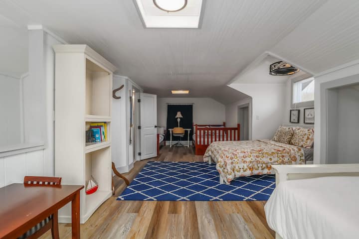 Dormitorio de invitados con mucho espacio para acogedoras fiestas de pijamas