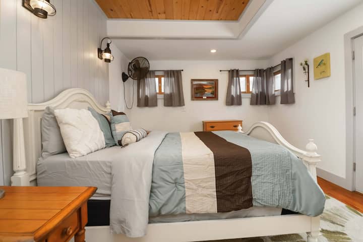 Cama de matrimonio con ropa de cama fresca