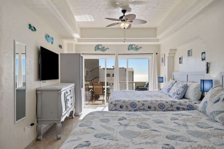 Despiértate con el aire fresco del océano en este dormitorio amplio y luminoso con una cama tamaño king y queen.