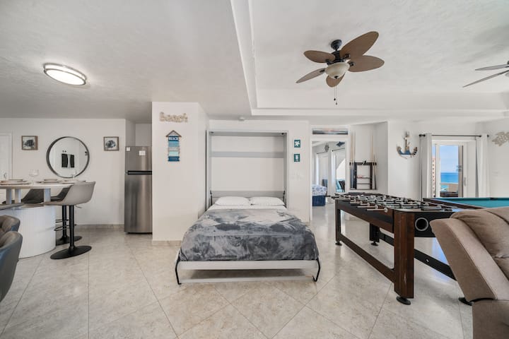 La cama abatible se pliega para ofrecer espacio adicional para dormir en el área de estar de concepto abierto.