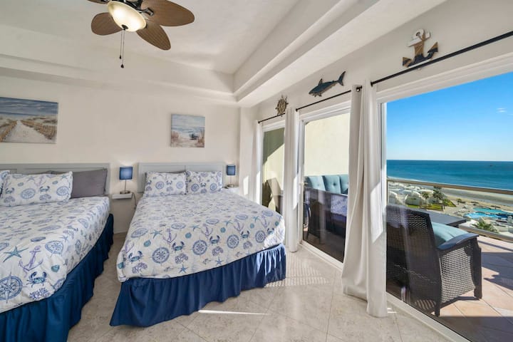 Despiértate con impresionantes vistas al mar desde este dormitorio luminoso y espacioso con acceso directo al patio.