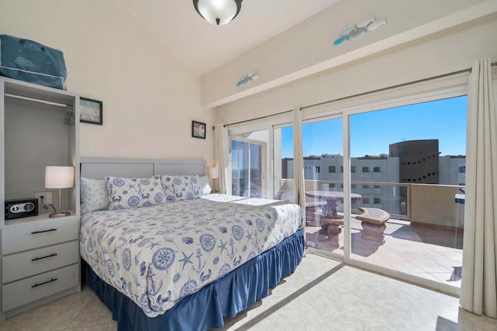 Despiértate con vistas al mar en este dormitorio king luminoso y ventilado con acceso directo al amplio patio.
