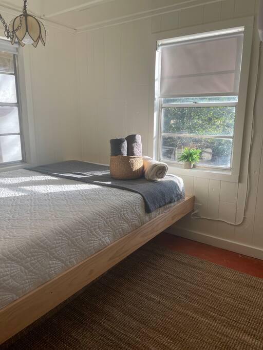 Chumba cha kujitegemea chenye starehe chenye kitanda cha watu wawili na dawati