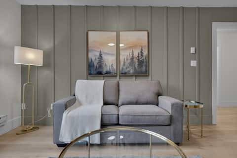 Top Airbnb: Central | Steps to Gateway SkyTrain | Parking in City Centre