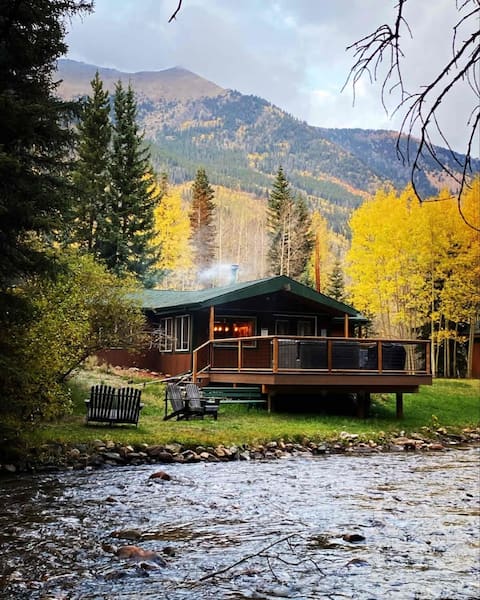 Cozy Creekside Getaway!