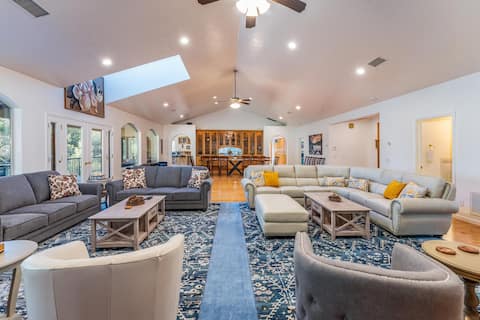 Big Oak Manor- HUGE home w/ spa, theater, sauna