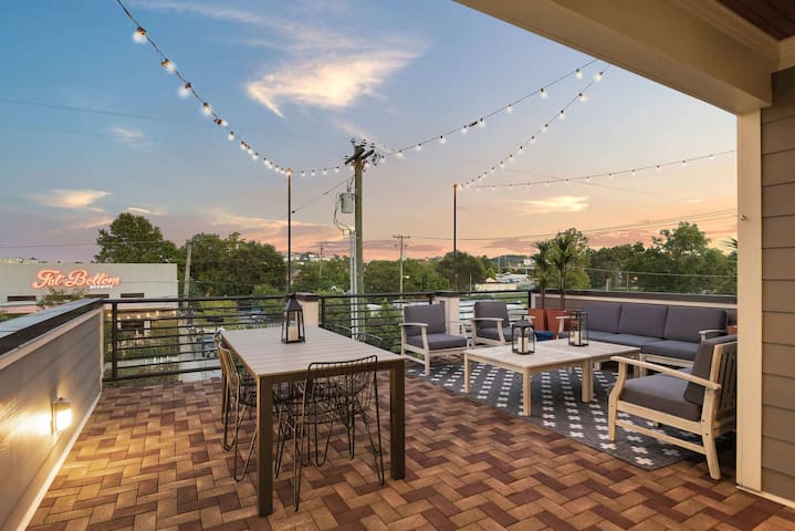 Walkable Nations Retreat | Rooftop & Near Broadway