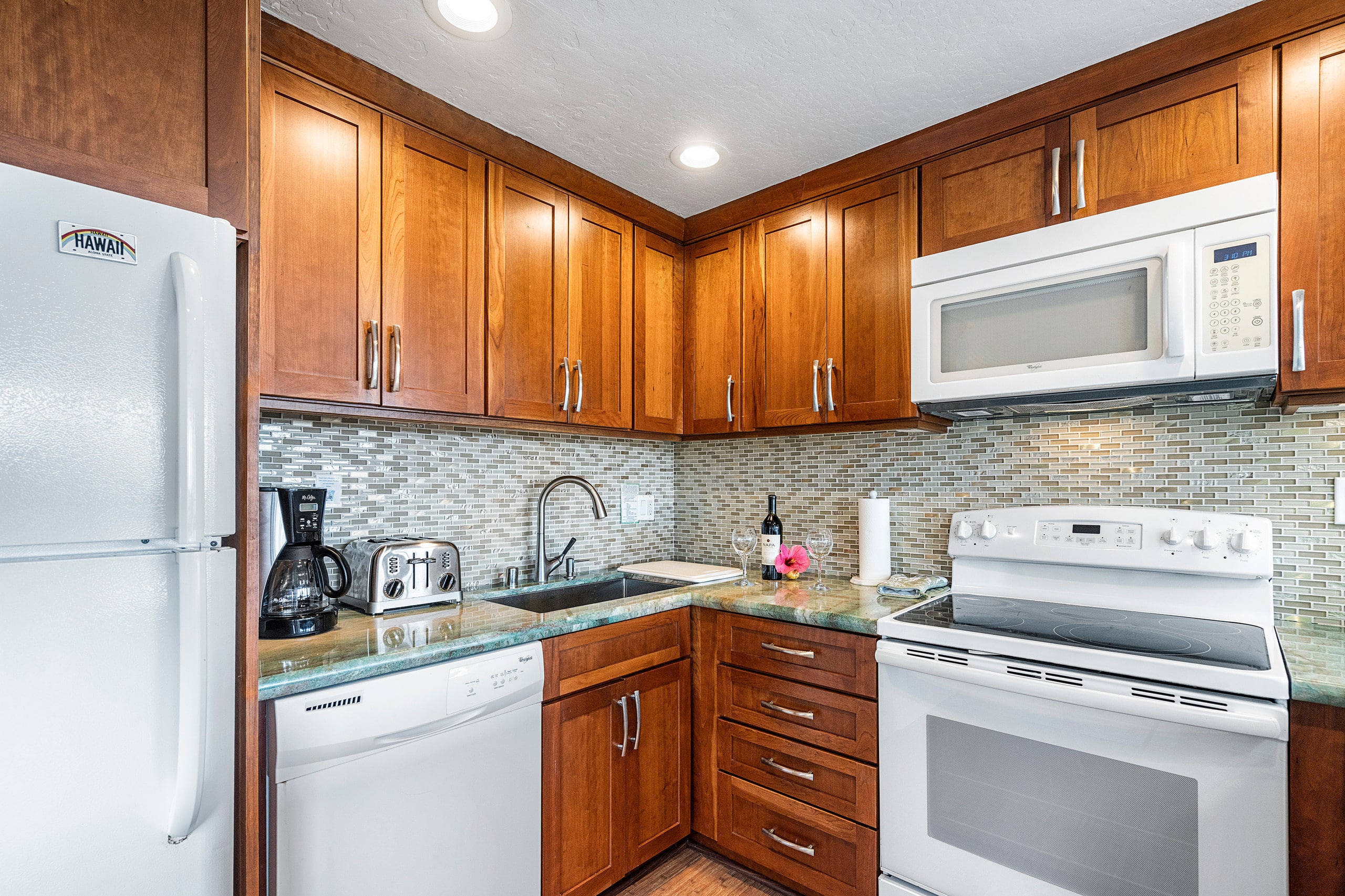 Condo in Kailua-Kona · ★4.78 · 3 bedrooms · 5 beds · 2.5 shared baths - Image 8