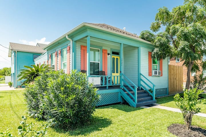 Casa Azul - 2 Blks To Beach, Near Strand, Yard! - Galveston, TX