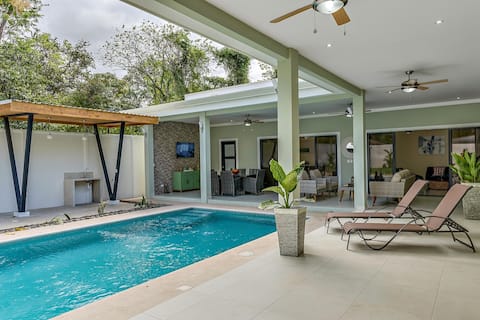 Private Villa with Pool, Foosball & Putting Green