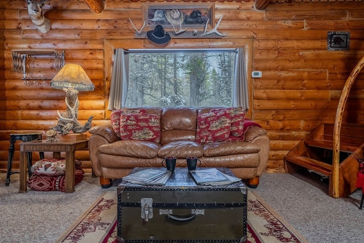 Charming Log Home Near Yellowstone National Park - Island Park, ID