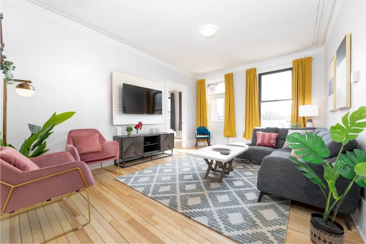 MTLVR #17 | Mount-Royal Park gem, sleeps 12