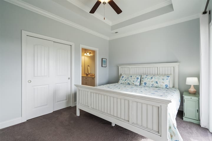 Oddýchnite si v apartmáne s manželskou posteľou King, pokojným výhľadom na bazén a vlastnou kúpeľňou inšpirovanej kúpeľmi s dvomi umývadlami a sprchovacím kútom.