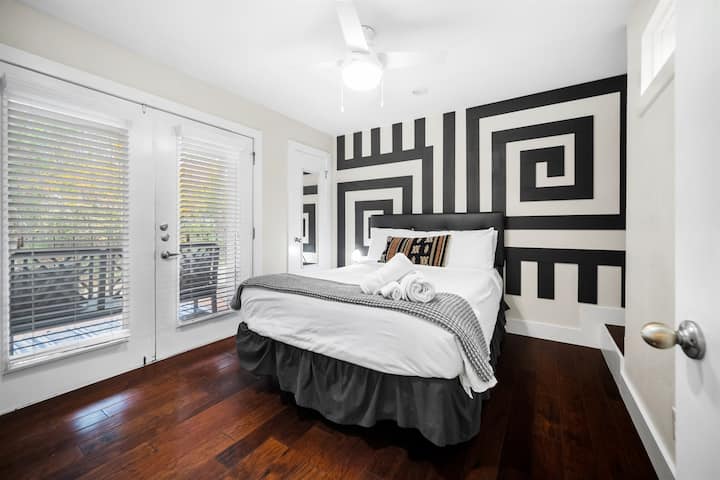 Шикозен главен апартамент с черно - бял модерен фон на стената и уединение на балкона.