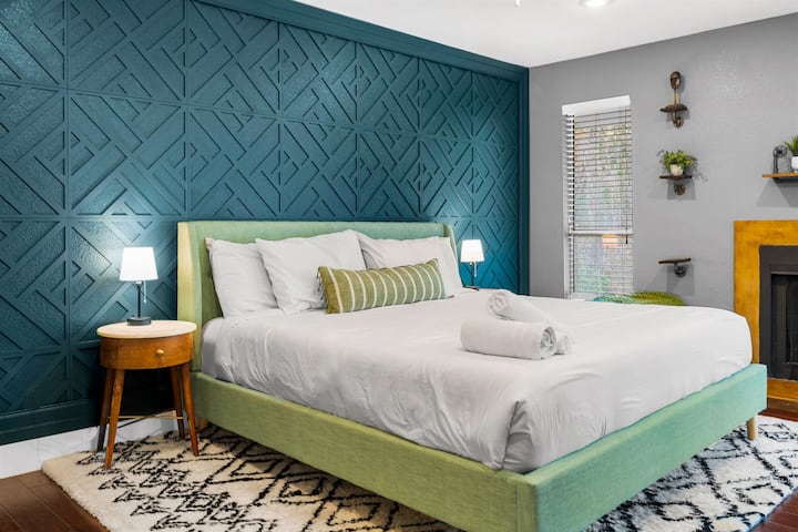 Елегантна спалня с луксозно легло и зашеметяваща стена на леглото