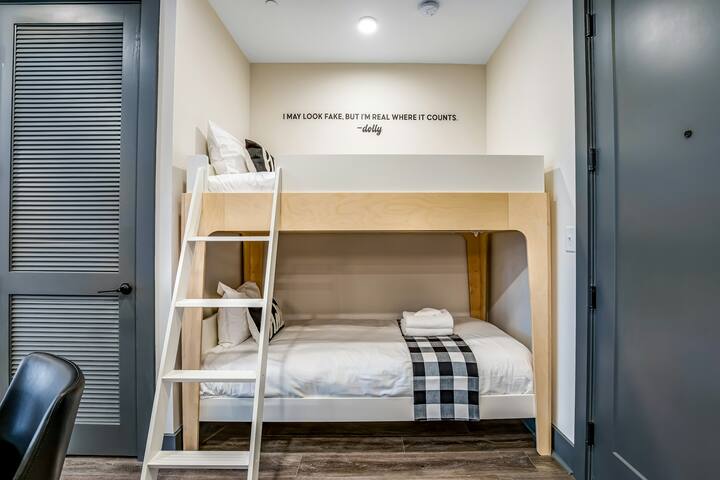 Stylish 3BR Muse Nashville 5th-Floor | Balcony gallery image 5