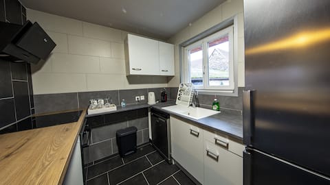 3 bedroom cottage with access to a private HOT TUB