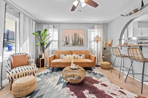 Large Pet Friendly Home Close to I-35 Hwy & KC