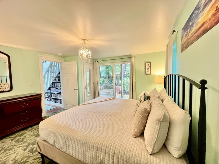 Opustite se u šarmantnoj glavnoj spavaćoj sobi glavne kuće iz koje se izlazi u bujno dvorište i prostor za ognjište. Ova je fotografija snimljena iz ormara u spavaćoj sobi.