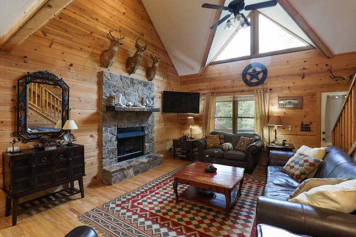 Spacious Mountain Cabin With Hot Tub And Fire Pit - Moccasin Creek State Park, Clarkesville