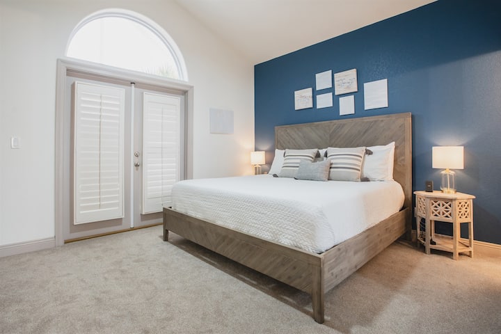 舒适的加大双人床和套房，可通往楼上门廊