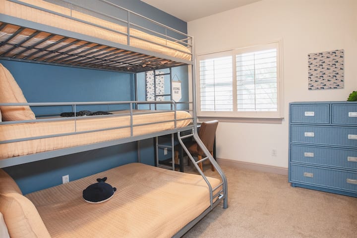 3号卧室配有凉爽的双层床、书桌和自己的智能电视，让孩子们满意