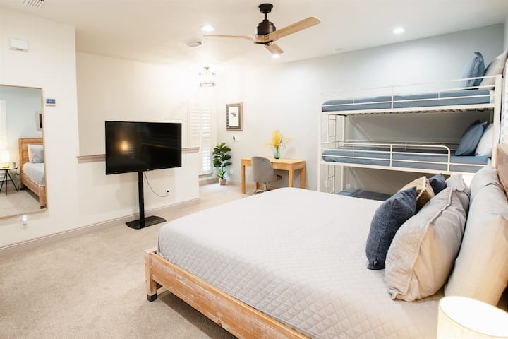 上下铺房子里的电影之夜，有人吗？