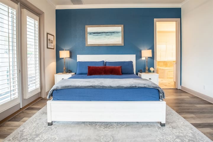 在配备加大双人床的主卧放松身心