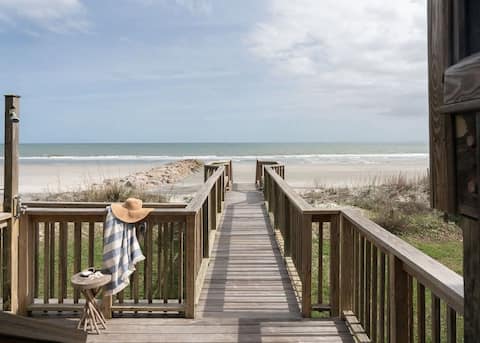 Oceanfront 7-bed home with grass backyard & grill