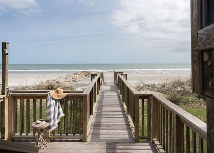 Oceanfront 7-bed home with grass backyard & grill