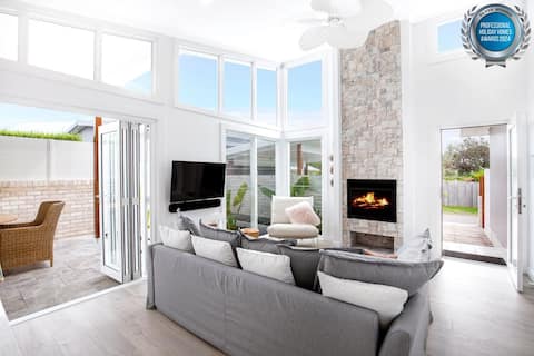 Unwind - Pet Friendly - 1 Min Walk to Beach