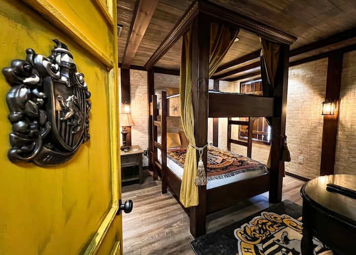 Chumba cha Dorm cha Njano na vitanda 2 kamili