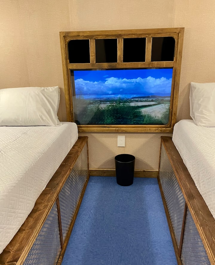 Chumba cha kulala cha gari cha treni na vitanda viwili pacha