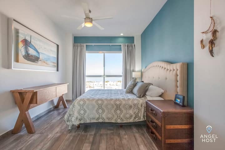 Chumba cha kulala kilicho na kitanda cha malkia cha kifahari na mandhari nzuri