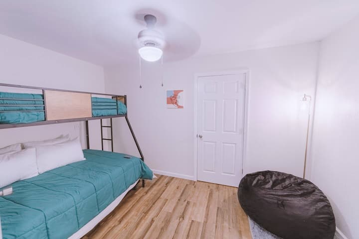 غرفة بطابقين مع دولاب وتلفزيون