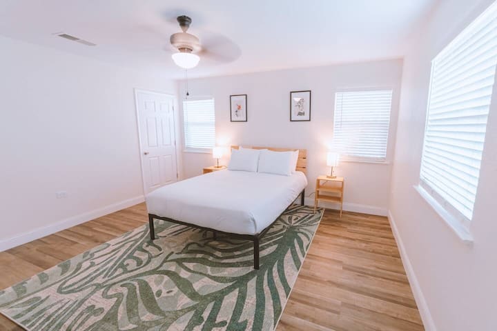 سرير رئيسي (الستائر في مكانها الآن!)