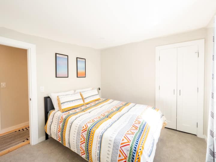 غرفة نوم كوين مع إطلالات على الجبال ومراتب من الإسفنج المرن.