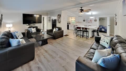 Rare Find—One-of-a-Kind Fit for 16 ppl | IC66