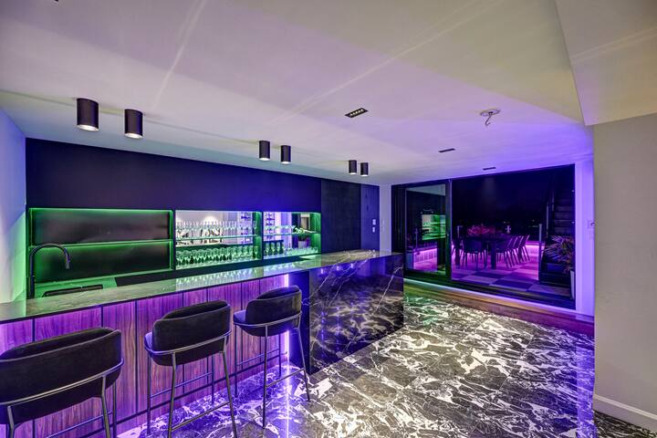 Clubhaus Ultimate VIP Penthouse,Hot Tub,Sleeps 20+ gallery image 3